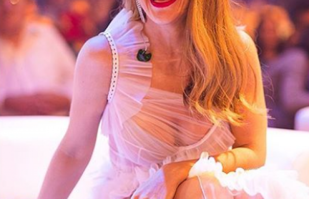 "Дуже спекотно": Тіна Кароль оголила стегна і "засвітила" груди у відвертому вбранні (фото)