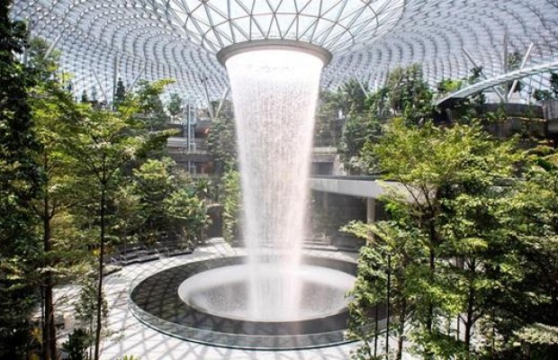 «Сады Семирамиды»: аэропорт Сингапура потряс туристов своей роскошью (видео)