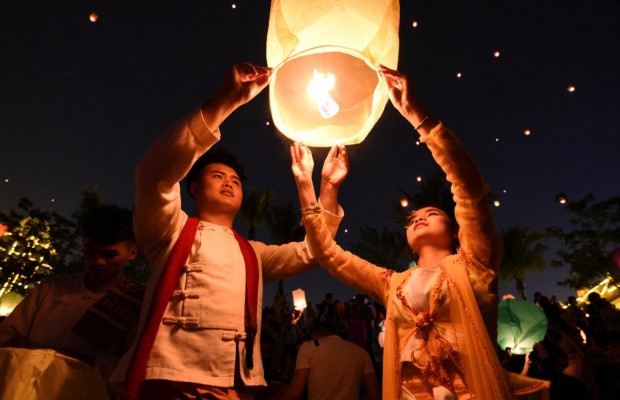 Десятки тысяч небесных фонариков запустили в китайской провинции (фото, видео)