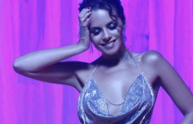 "Просто персик": Каменских в соблазнительном мини с глубоким декольте взбудоражила сеть (фото)