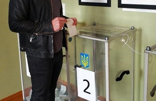 "Будь котиком, проголосуй!": как сходили на выборы Винник, Потап, Джамала и другие украинские звезды (фото)