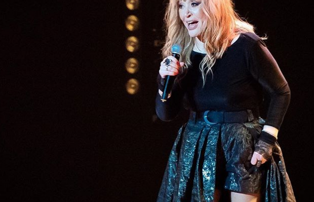 Алла Пугачева пыталась сделать шпагат Волочковой на концерте (видео)