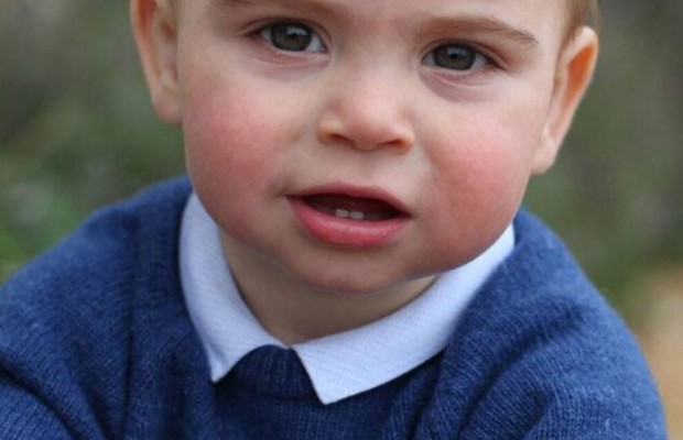 Принцу Луи исполнился один год: королевская семья поделилась новыми снимками младшего сына (видео)