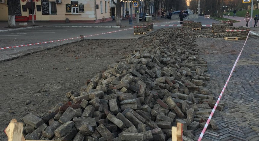 У Чернігові розпочалася реконструкція головної площі міста - громадськість заявляє про ризики (фото)