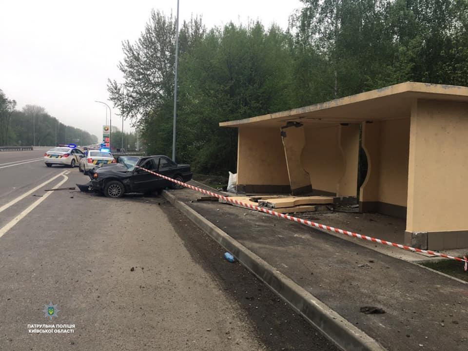 Під Києвом легковик протаранив зупинку / фото facebook.com/kyivregionpatrolpolice Під Києвом легковик протаранив зупинку / фото facebook.com/kyivregionpatrolpolice