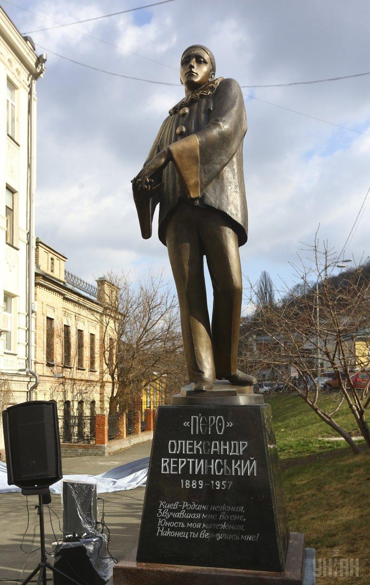 Пам'ятник Олександру Вертинському на Андріївському узвозі у Києві / фото УНІАН Пам'ятник Олександру Вертинському на Андріївському узвозі у Києві / фото УНІАН