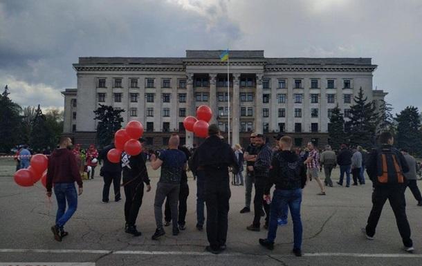 Один из активистов принес красные шары, которые начала прокалывать острым предметом пожилая женщина / Фото: usionline.com Один из активистов принес красные шары, которые начала прокалывать острым предметом пожилая женщина / Фото: usionline.com