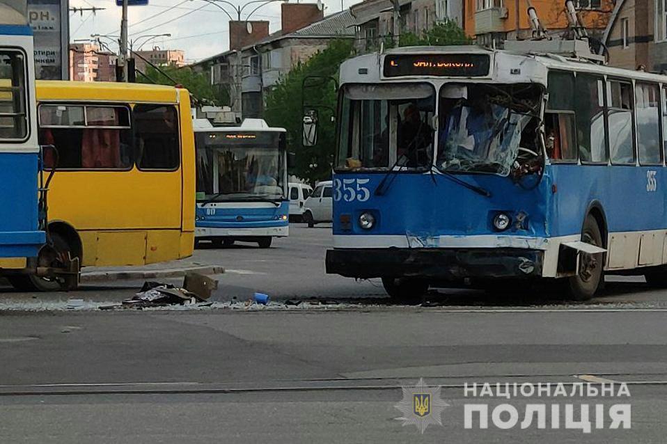 Зіткнення сталося, коли трамвай закінчував проїжджати перехрестя / фото: поліція області Зіткнення сталося, коли трамвай закінчував проїжджати перехрестя / фото: поліція області
