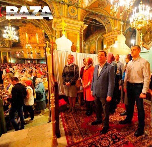 На окремому п'ятачку розташувалися мер Сизрані Микола Лядін, депутат Денис Кравчук та ще кілька місцевих "аристократів" / фото: Telegram-канал Baza На окремому п'ятачку розташувалися мер Сизрані Микола Лядін, депутат Денис Кравчук та ще кілька місцевих "аристократів" / фото: Telegram-канал Baza