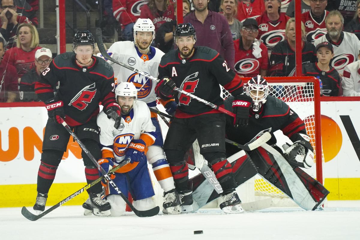 Каролина - Айлендерс / REUTERS