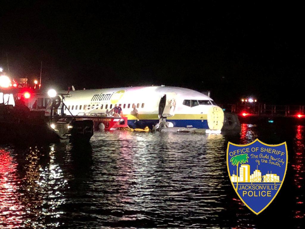 Boeing 737 в реке вблизи Джексонвилля / JACKSONVILLE sheriff's OFFICE /via REUTERS