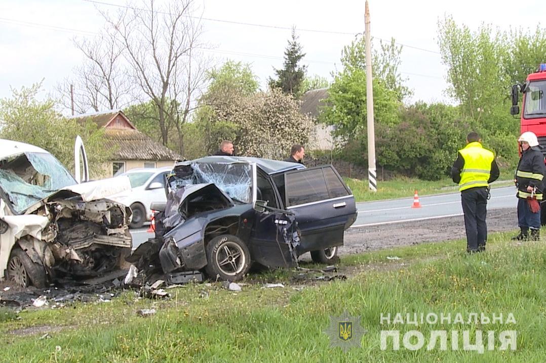 У ДТП загинули чотири людини / фото vn.npu.gov.ua У ДТП загинули чотири людини / фото vn.npu.gov.ua