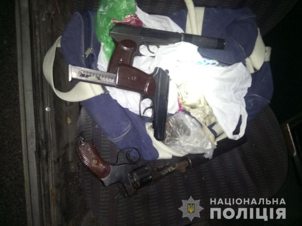 В Баришівці затримали двох озброєних людей / kv.npu.gov.ua В Баришівці затримали двох озброєних людей / kv.npu.gov.ua