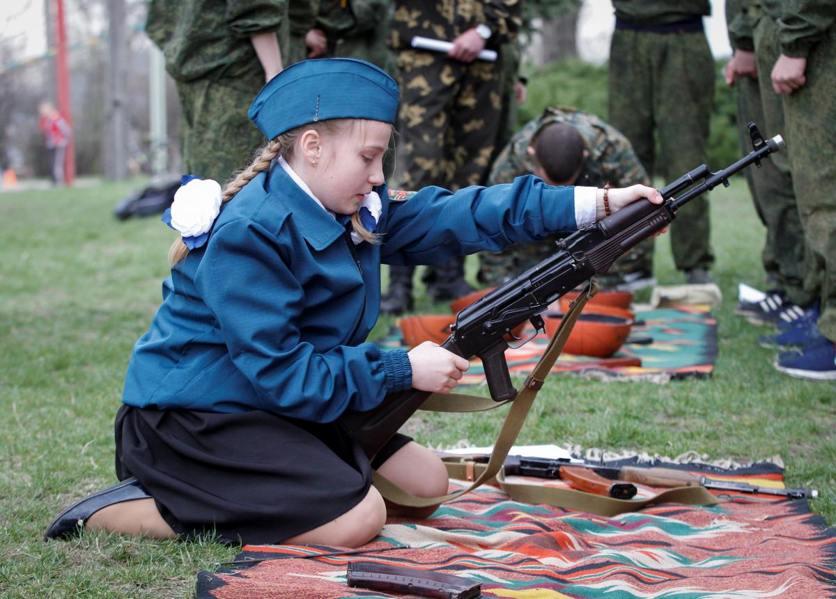 В оккупированном Крыму заявляют о милитаризации детей / иллюстрация / REUTERS