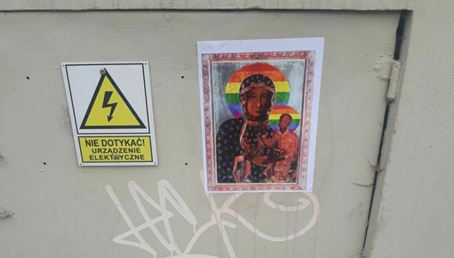 У Польщі затримано жінку, яка поширювала наліпки з зображенням ікони Діви Марії в ЛГБТ-кольорах / TVP
