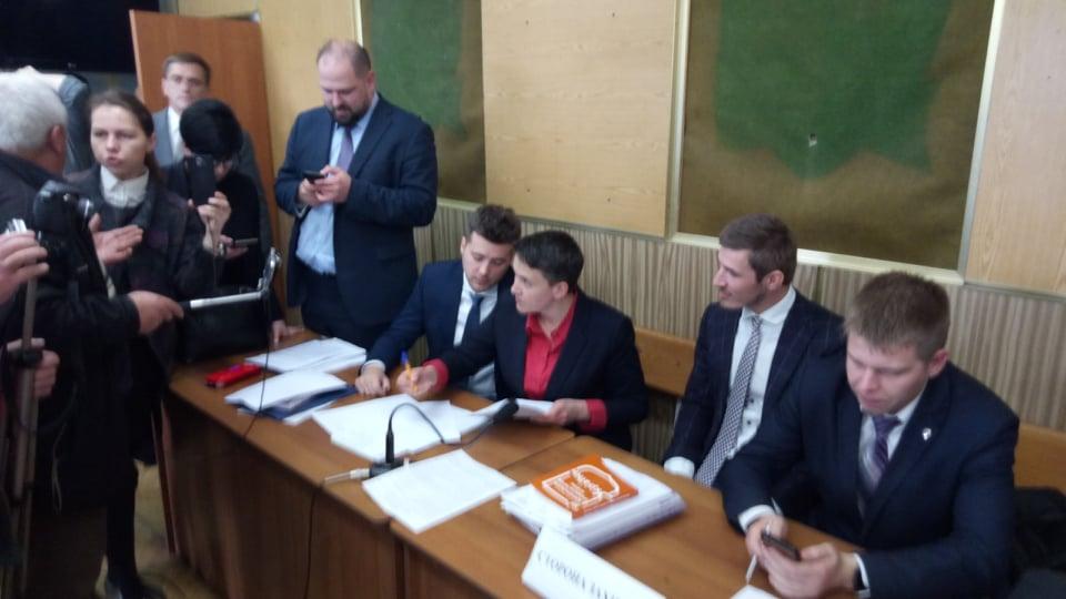Савченко знакомится с ходатайством об избрании ей меры пресечения / фото УНИАН