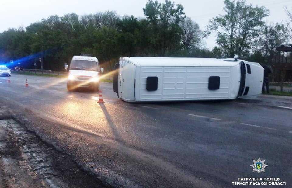 Поблизу Тернополя нетверезий водій перекинувся на автомобілі (фото) Поблизу Тернополя нетверезий водій перекинувся на автомобілі (фото)