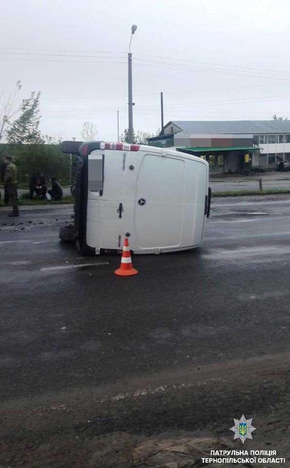 Поблизу Тернополя нетверезий водій перекинувся на автомобілі (фото) Поблизу Тернополя нетверезий водій перекинувся на автомобілі (фото)