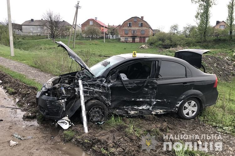 На Тернопільщині зіткнулися три автомобілі, винуватець ДТП – в реанімації (фото) На Тернопільщині зіткнулися три автомобілі, винуватець ДТП – в реанімації (фото)