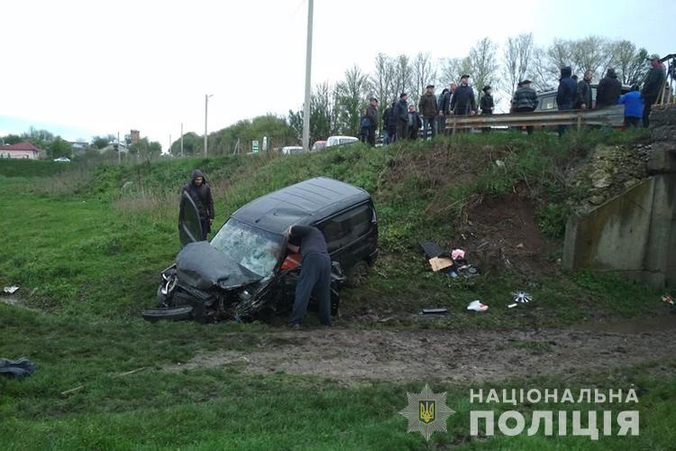 На Тернопільщині зіткнулися три автомобілі, винуватець ДТП – в реанімації (фото) На Тернопільщині зіткнулися три автомобілі, винуватець ДТП – в реанімації (фото)