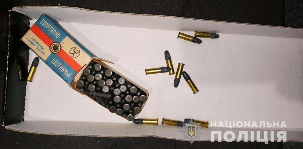 Полицейские изъяли несколько гильз от устройства травматического действия / фото od.npu.gov.ua Полицейские изъяли несколько гильз от устройства травматического действия / фото od.npu.gov.ua