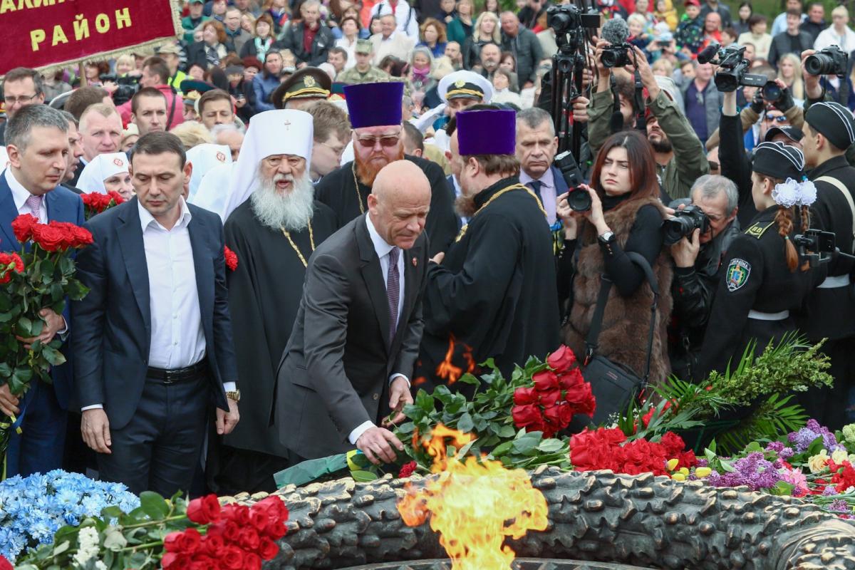 На Аллее Славы первыми возложили цветы представители власти и духовенства / фото пресс-службы мэрии Одессы