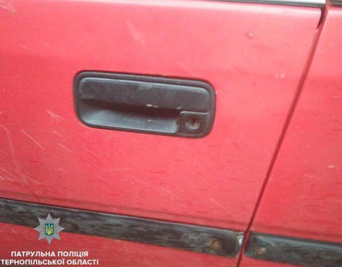 У Тернополі затримали молодого чоловіка, який за ніч викрав два автомобілі (фото) У Тернополі затримали молодого чоловіка, який за ніч викрав два автомобілі (фото)