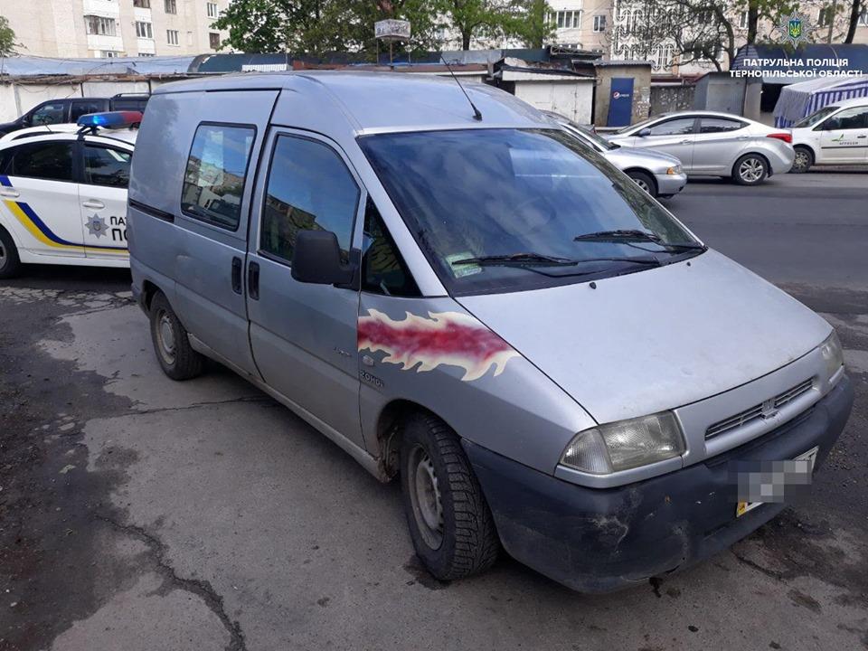 У Тернополі затримали молодого чоловіка, який за ніч викрав два автомобілі (фото) У Тернополі затримали молодого чоловіка, який за ніч викрав два автомобілі (фото)