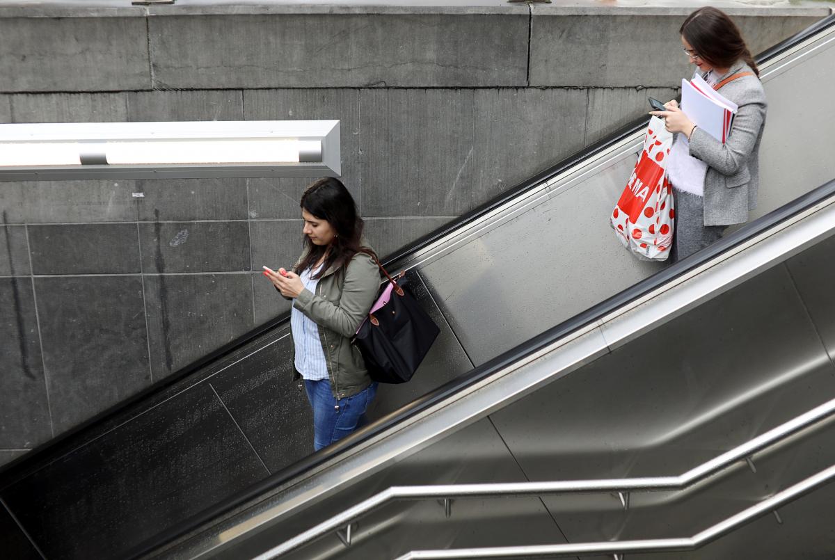 Женщины работают за мужчин в Украине / REUTERS