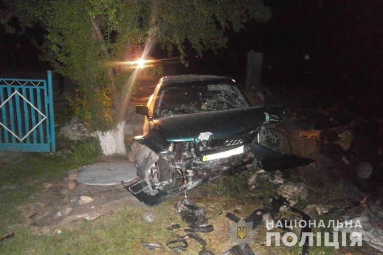 На Тернопільщині в реанімацію госпіталізовано водія, який на швидкості врізався у лежачий стовбур дерева (фото) На Тернопільщині в реанімацію госпіталізовано водія, який на швидкості врізався у лежачий стовбур дерева (фото)