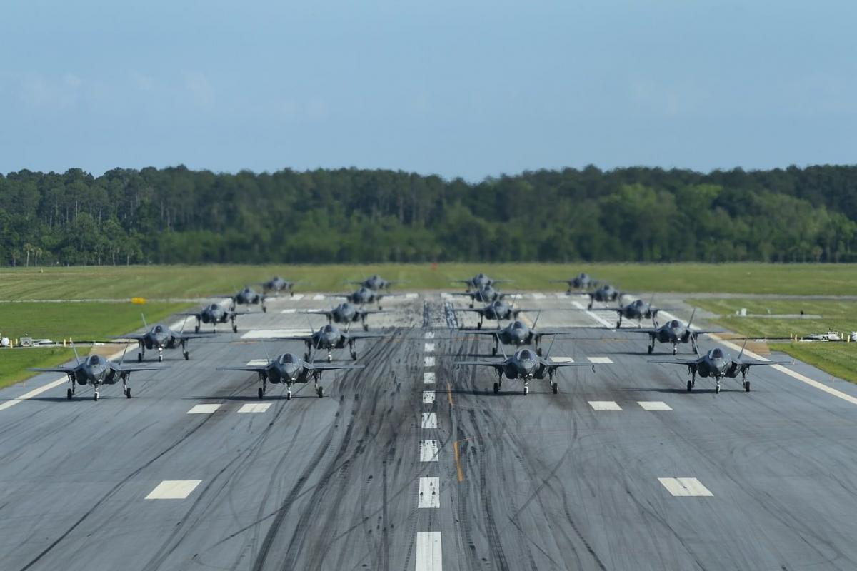 Истребитель F-35B / фото: Debra Sainer Истребитель F-35B / фото: Debra Sainer