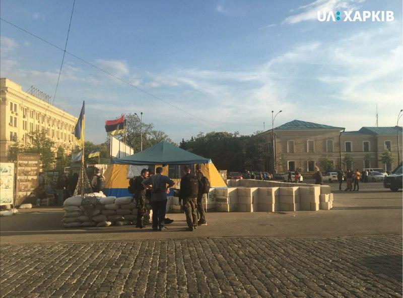 Захисники намету огородили його блоками з пінобетону / фото facebook.com/ua.kharkiv.nstu Захисники намету огородили його блоками з пінобетону / фото facebook.com/ua.kharkiv.nstu