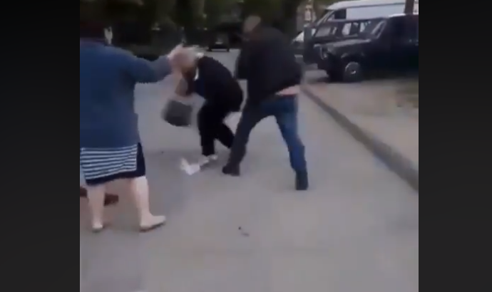 Перехожі все знімали на відео / Скріншот