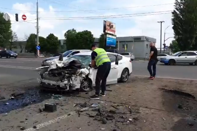 У Чабанах Ford на швидкості влетів у вантажівку / скріншот