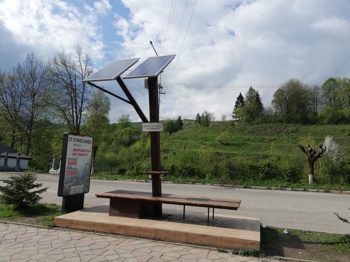 У Воловці навіть лавка з зарядкою для телефонів на сонячних батареях є / Фото Марина Григоренко