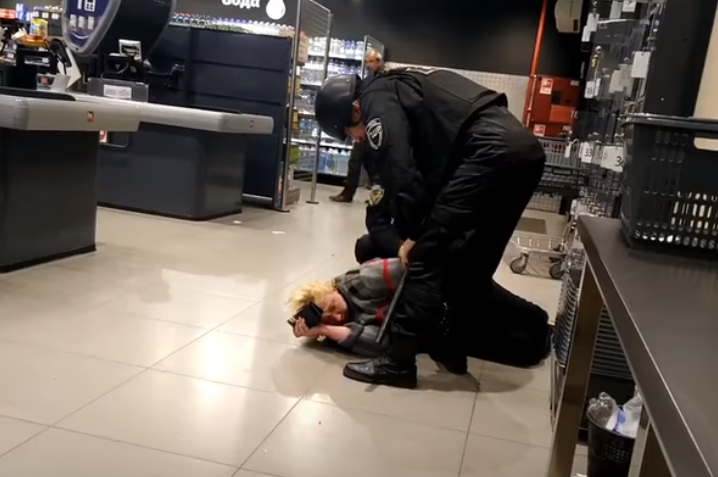 У супермаркеті Кривого Рогу неадекватна покупниця накинувся на касира / скріншот