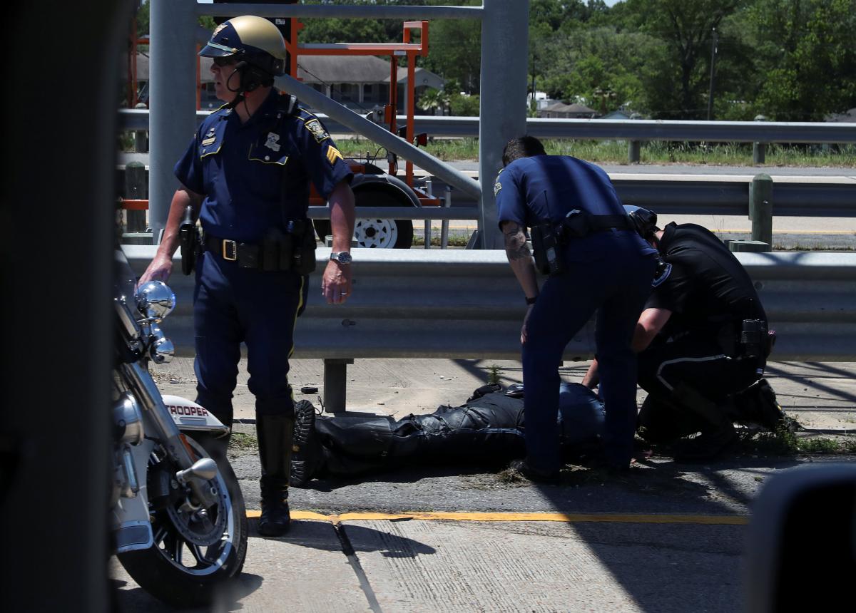 Пострадавший в ДТП офицер сопровождения / REUTERS