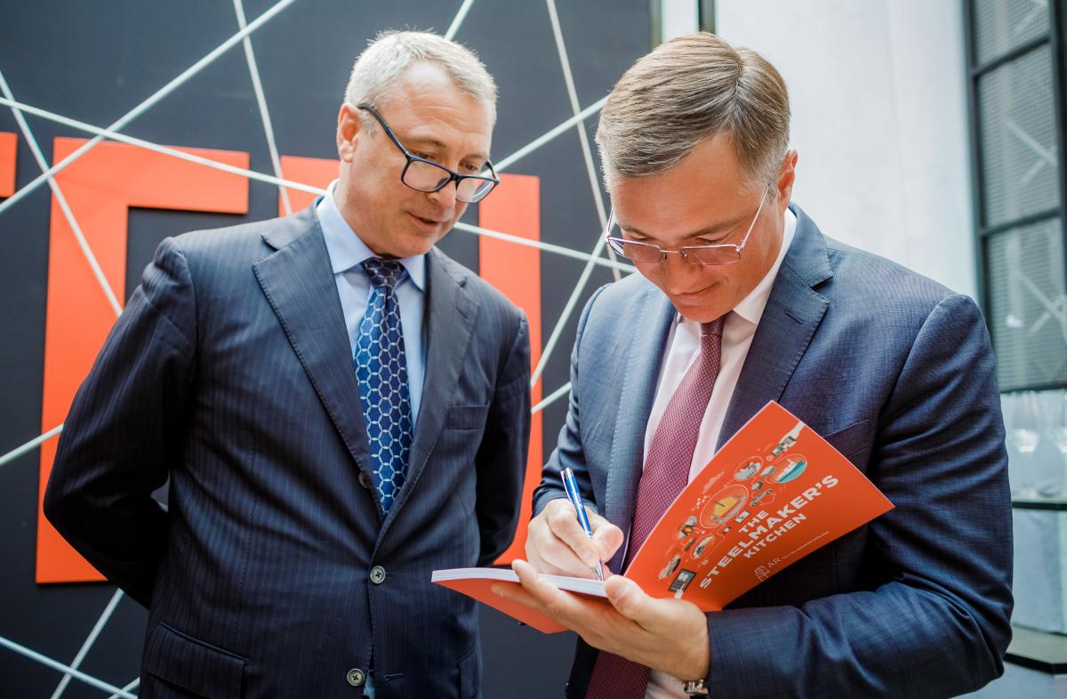 Издание вышло на украинском, русском и английском языках