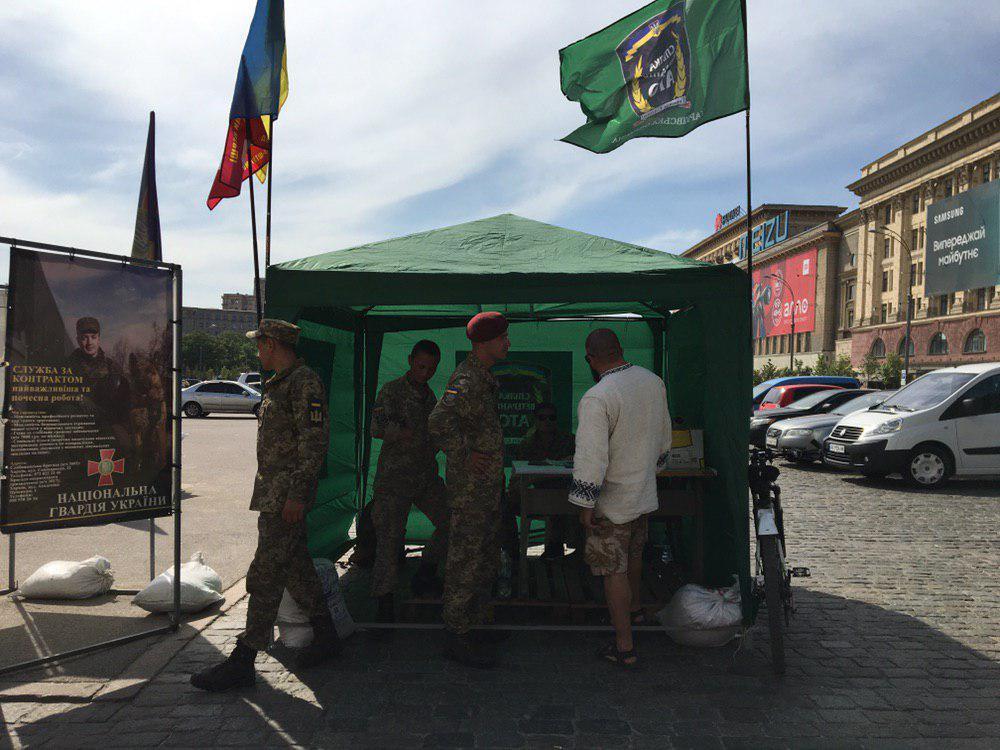 Учасники Харківської обласної громадської організації «Спілка ветеранів АТО» встановили намет на майдані Свободи / фото Софія Цвєткова, UA: Харків Учасники Харківської обласної громадської організації «Спілка ветеранів АТО» встановили намет на майдані Свободи / фото Софія Цвєткова, UA: Харків