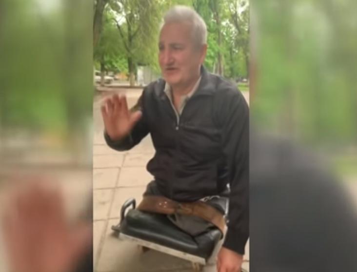 Чоловік не може самостійно пересуватися / Скріншот Чоловік не може самостійно пересуватися / Скріншот