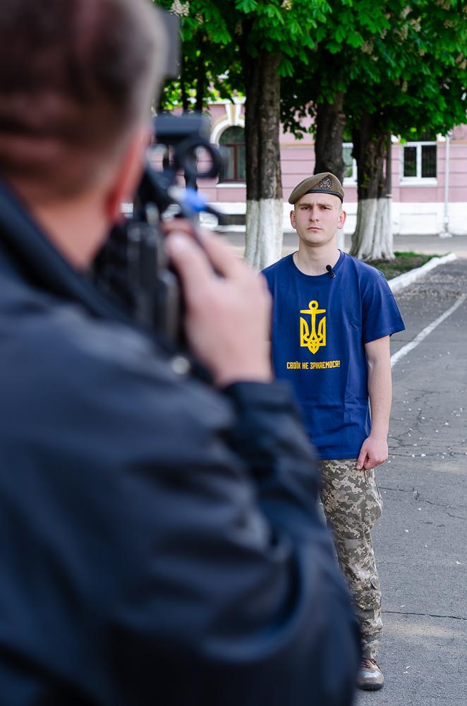 Василий Веселый вместе с кадетами лицея Богуна записали видеообращение к пленных украинских моряков Василий Веселый инициировал флешмоб вместе с кадетами Лицея Богуна в поддержку пленных военных моряков