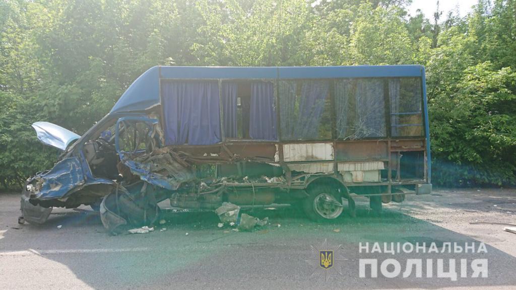 Четверо пасажирів отримали ушкодження та доставлені у лікарню / фото vn.npu.gov.ua Четверо пасажирів отримали ушкодження та доставлені у лікарню / фото vn.npu.gov.ua