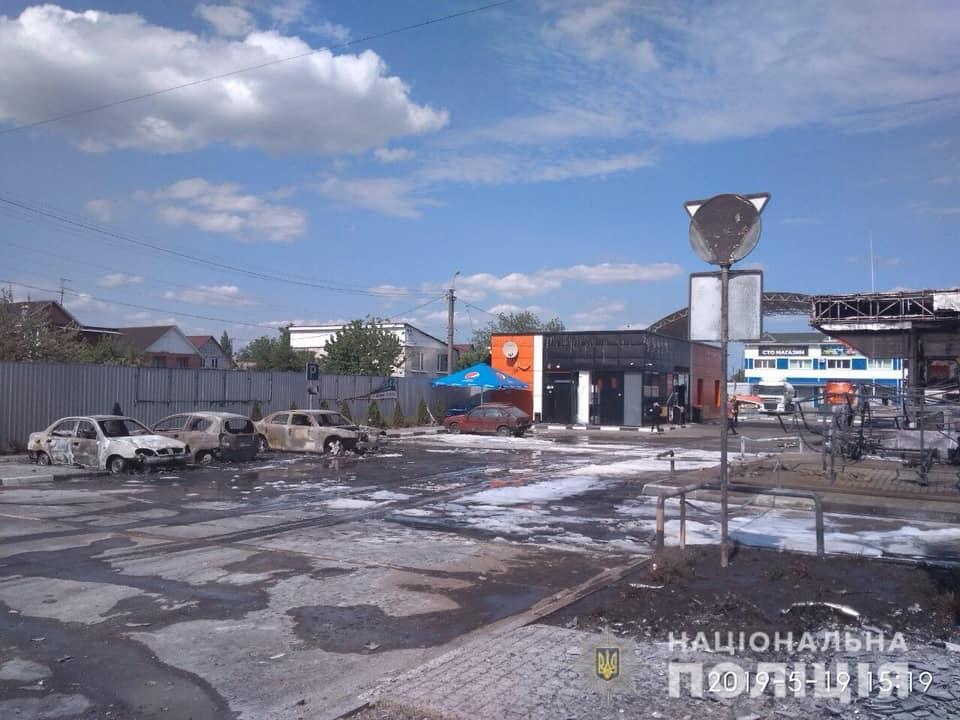 Вогнем знищено конструкцію АЗС та 4 легкових авто / фото facebook/mvs.gov.ua Вогнем знищено конструкцію АЗС та 4 легкових авто / фото facebook/mvs.gov.ua