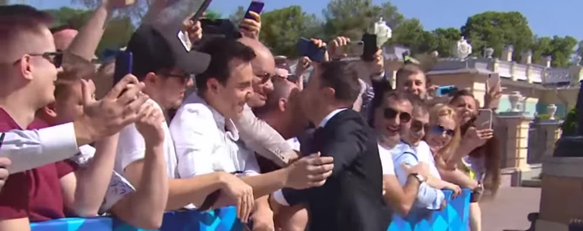 Зеленский поцеловал Кошевого / Скриншот