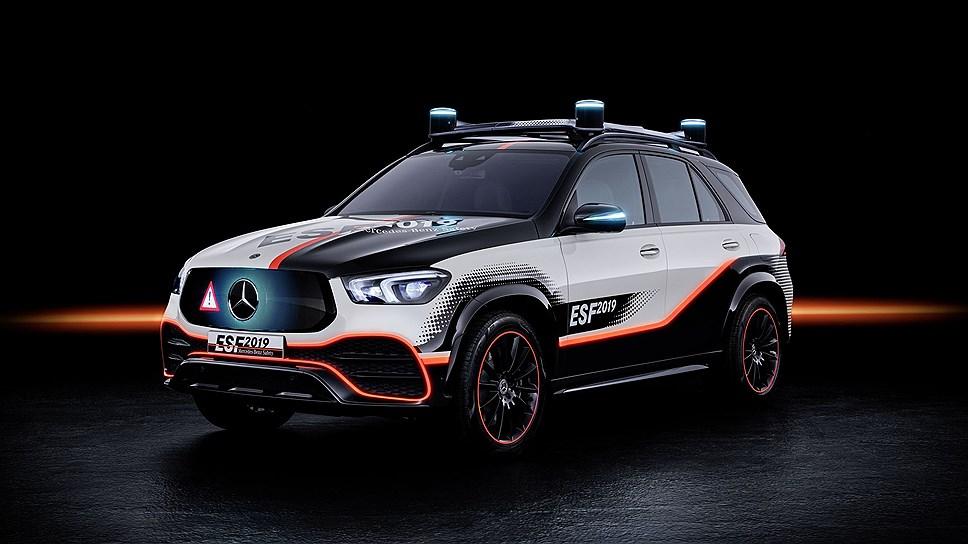 Место водителя оснащено складными педалями и рулем / фото Mercedes-Benz Место водителя оснащено складными педалями и рулем / фото Mercedes-Benz