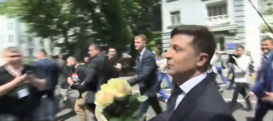 Зеленський подарував квіти поліцейській \ скриншот с видео Зеленський подарував квіти поліцейській \ скриншот с видео