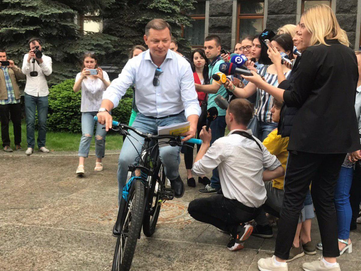 Напередодні Ляшко приїхав під АП на велосипеді / Фото: Ганна Стешенко Напередодні Ляшко приїхав під АП на велосипеді / Фото: Ганна Стешенко