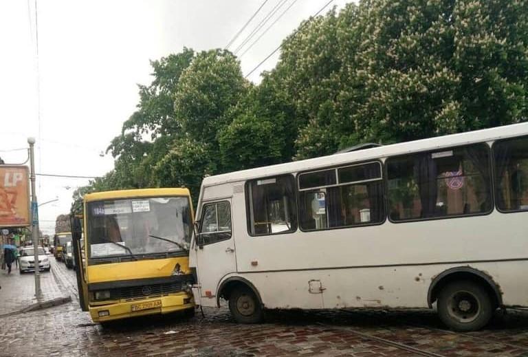 Во Львове произошло лобовое столкновение двух маршруток / фото Варта-1 Во Львове произошло лобовое столкновение двух маршруток / фото Варта-1