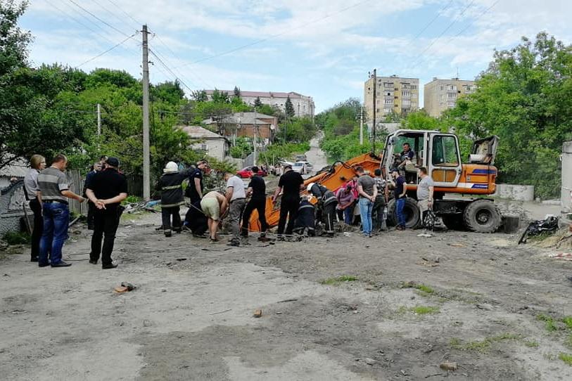 Під Харковом рятувальники вилучили з каналізаційного колодязя двох постраждалих та тіло одного загиблого / kh.dsns.gov.ua Під Харковом рятувальники вилучили з каналізаційного колодязя двох постраждалих та тіло одного загиблого / kh.dsns.gov.ua