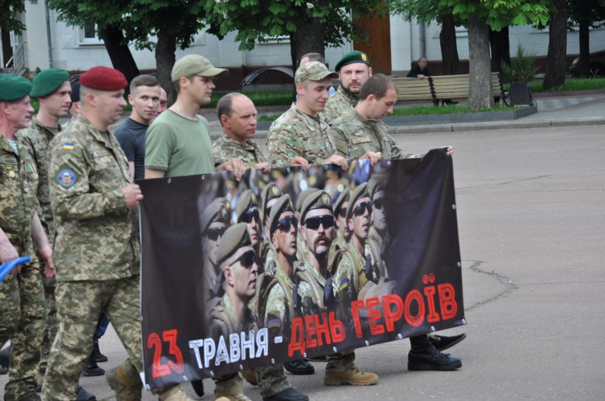 Колонной прошли бойцы воинских частей и участники АТО \ Виталий Тараненко УНИАН